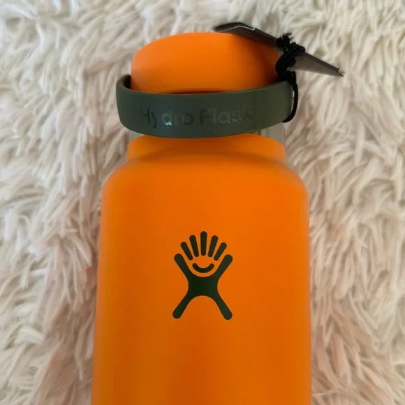 Hydro Flask Water Bottle Limited Edition - Picture 3 of 4